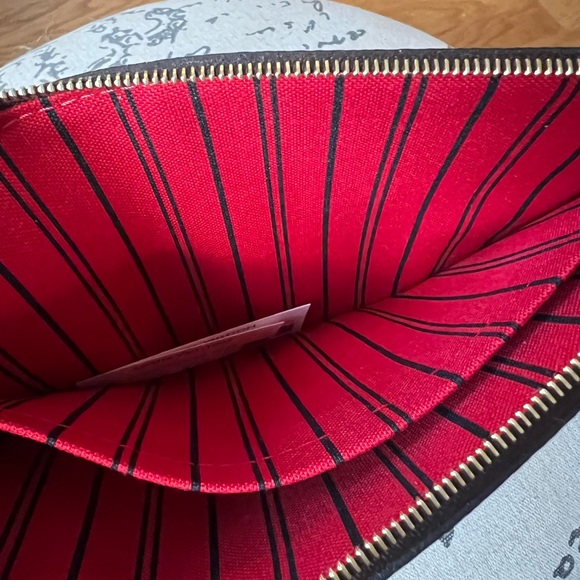 AUTHENTIC NEW Louis Vuitton Pouchette - red interior - Picture 5 of 7